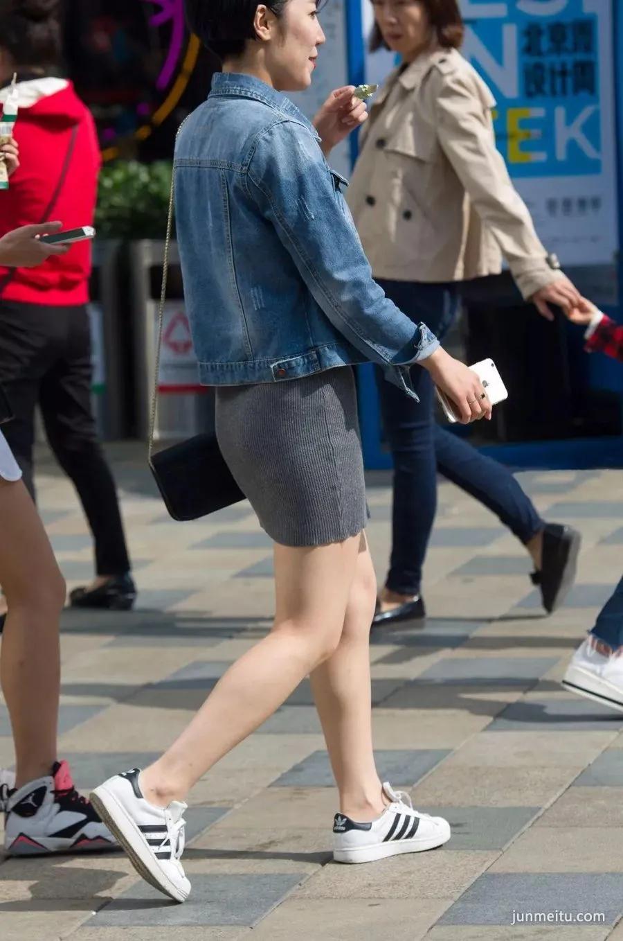 街拍风韵犹存的性感女人