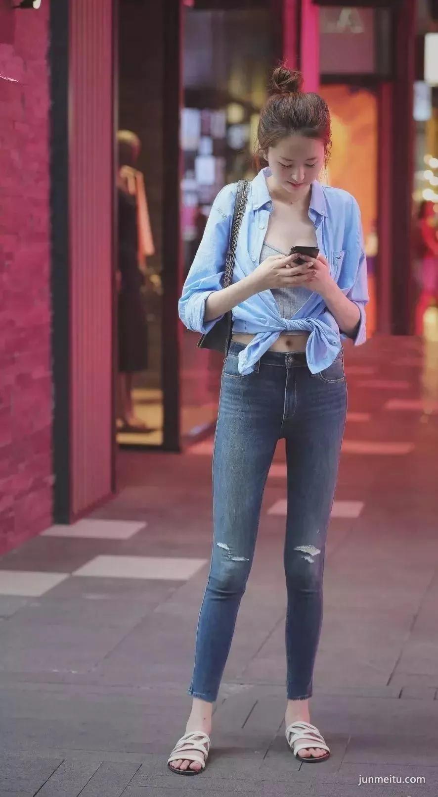 街拍高挑紧身牛仔裤浑圆挺翘苗条修长双腿气质漂亮妹纸