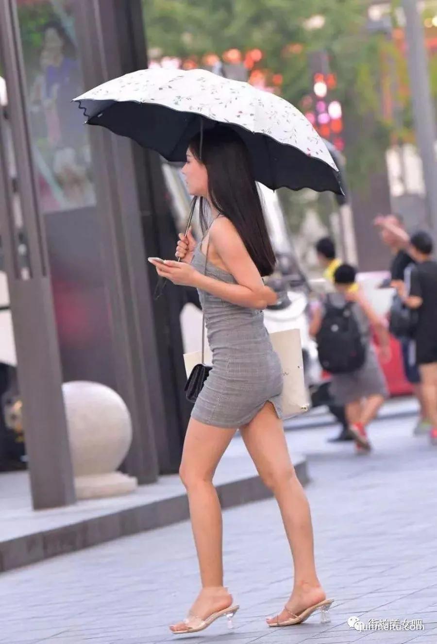 街拍格纹连衣裙搭配透明凉鞋，绽放娇俏的美