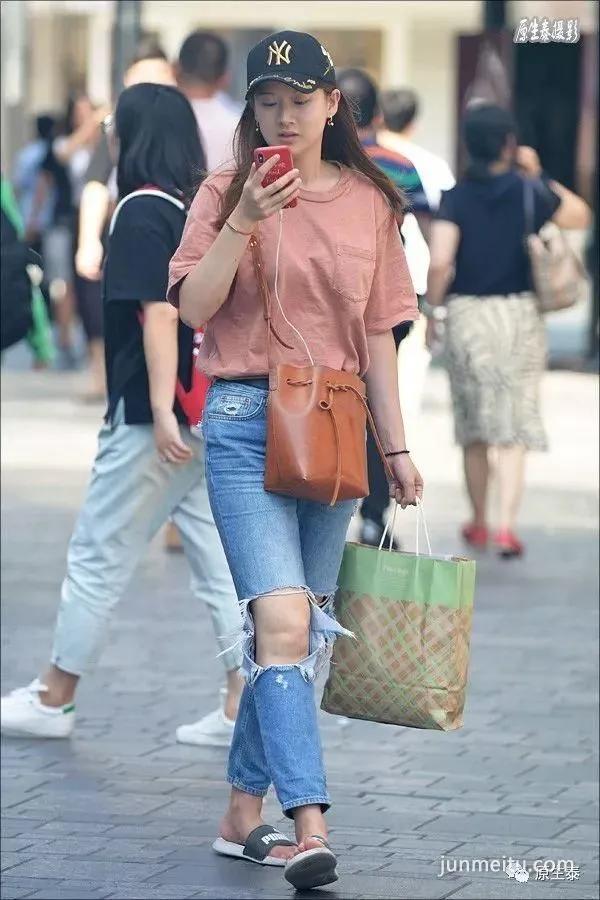 街拍秋季北京美女胡乱穿衣,令人浮想联翩!
