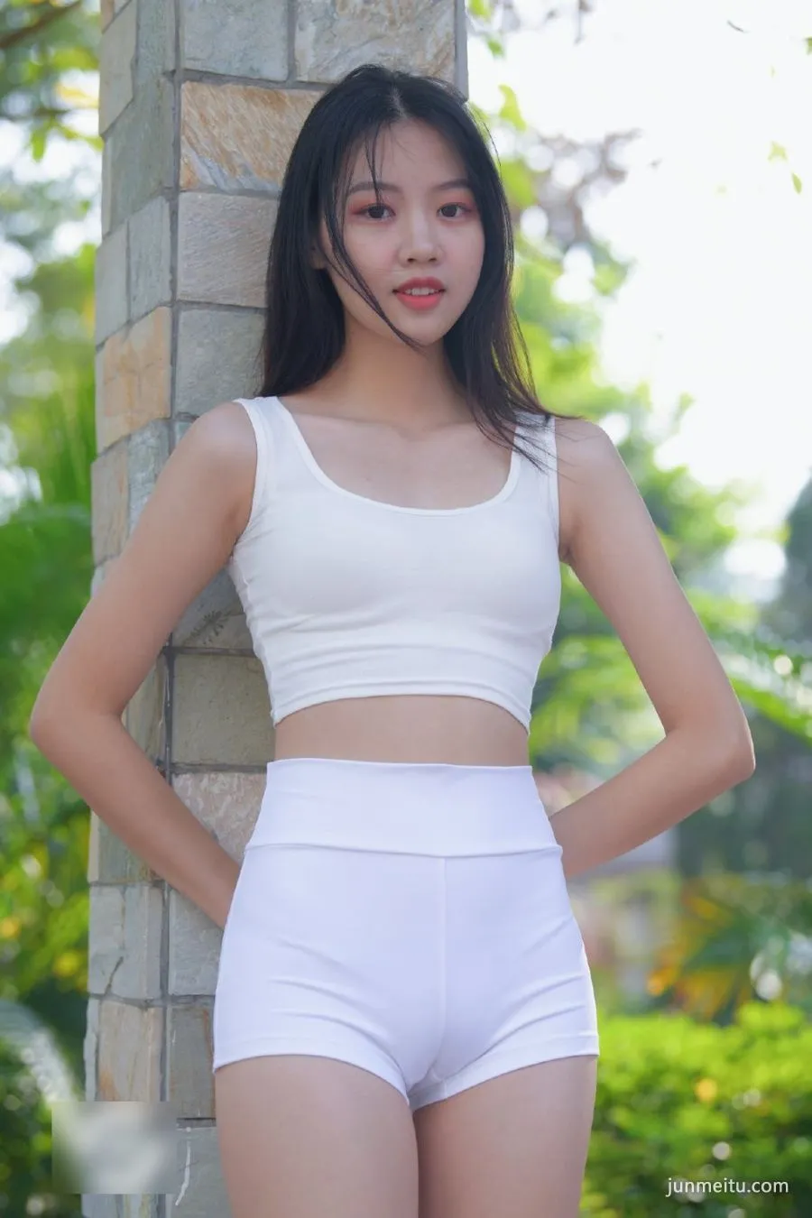 网红女主播运动服装，勾勒三角区很饱满