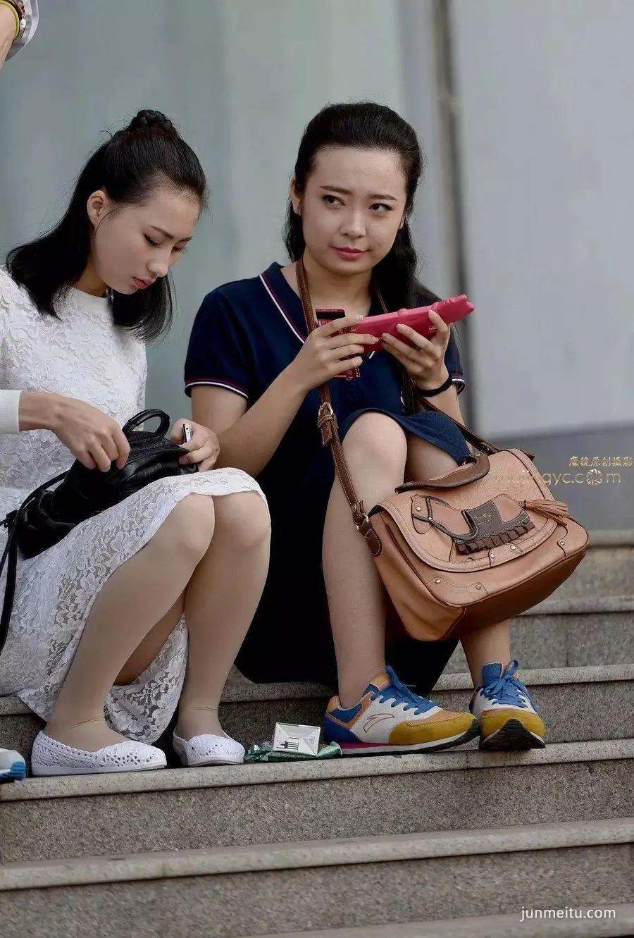 街拍第一站肉丝短裙开腿蹲下走光，裙底一览无余