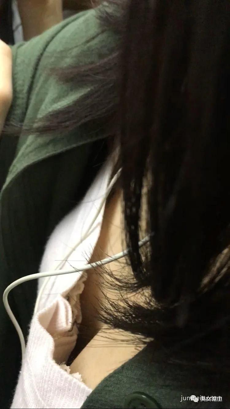 偷拍街拍 | 地铁美女白皙的皮肤很美，离罩露乳走光啦