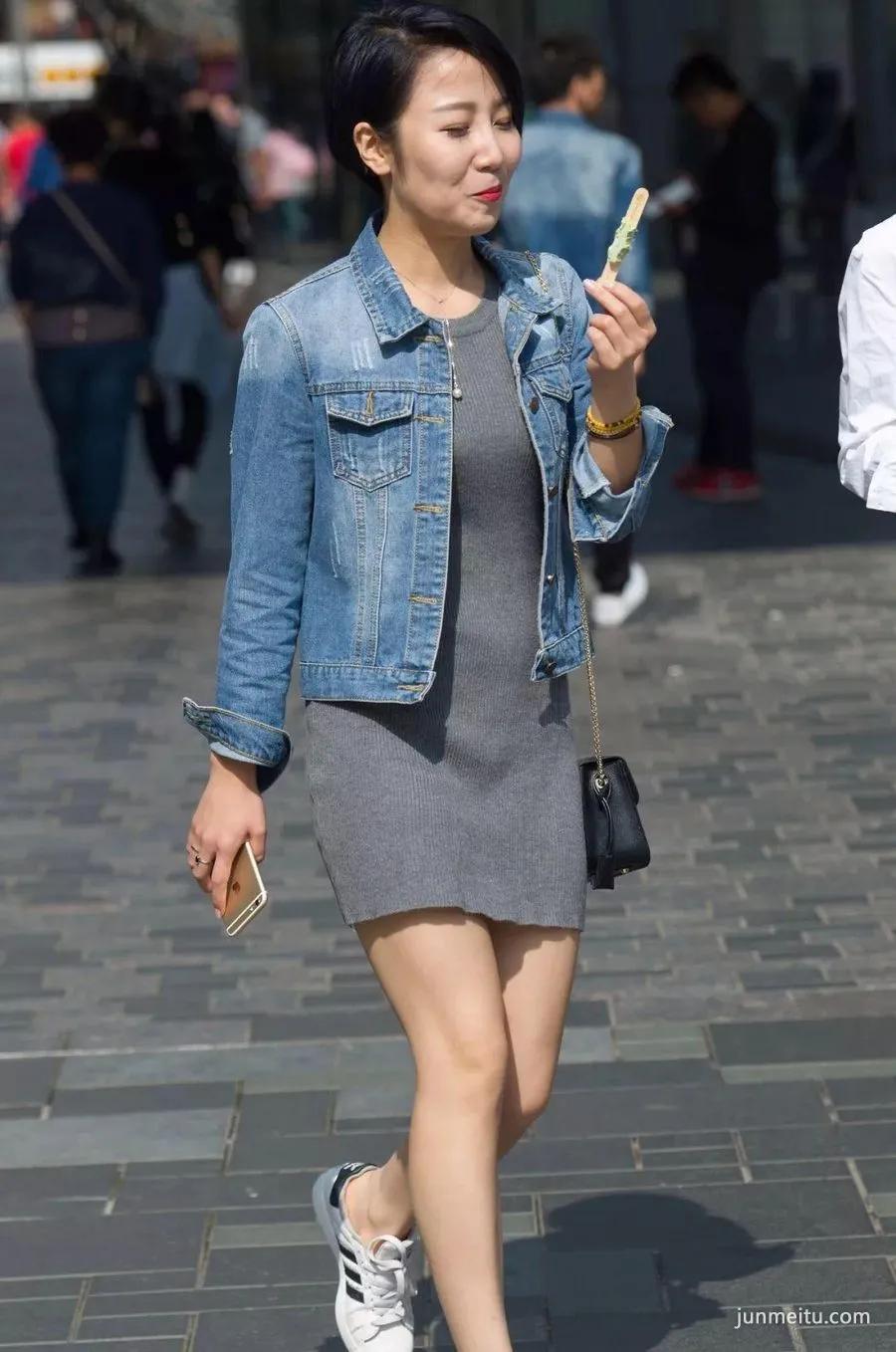 街拍风韵犹存的性感女人