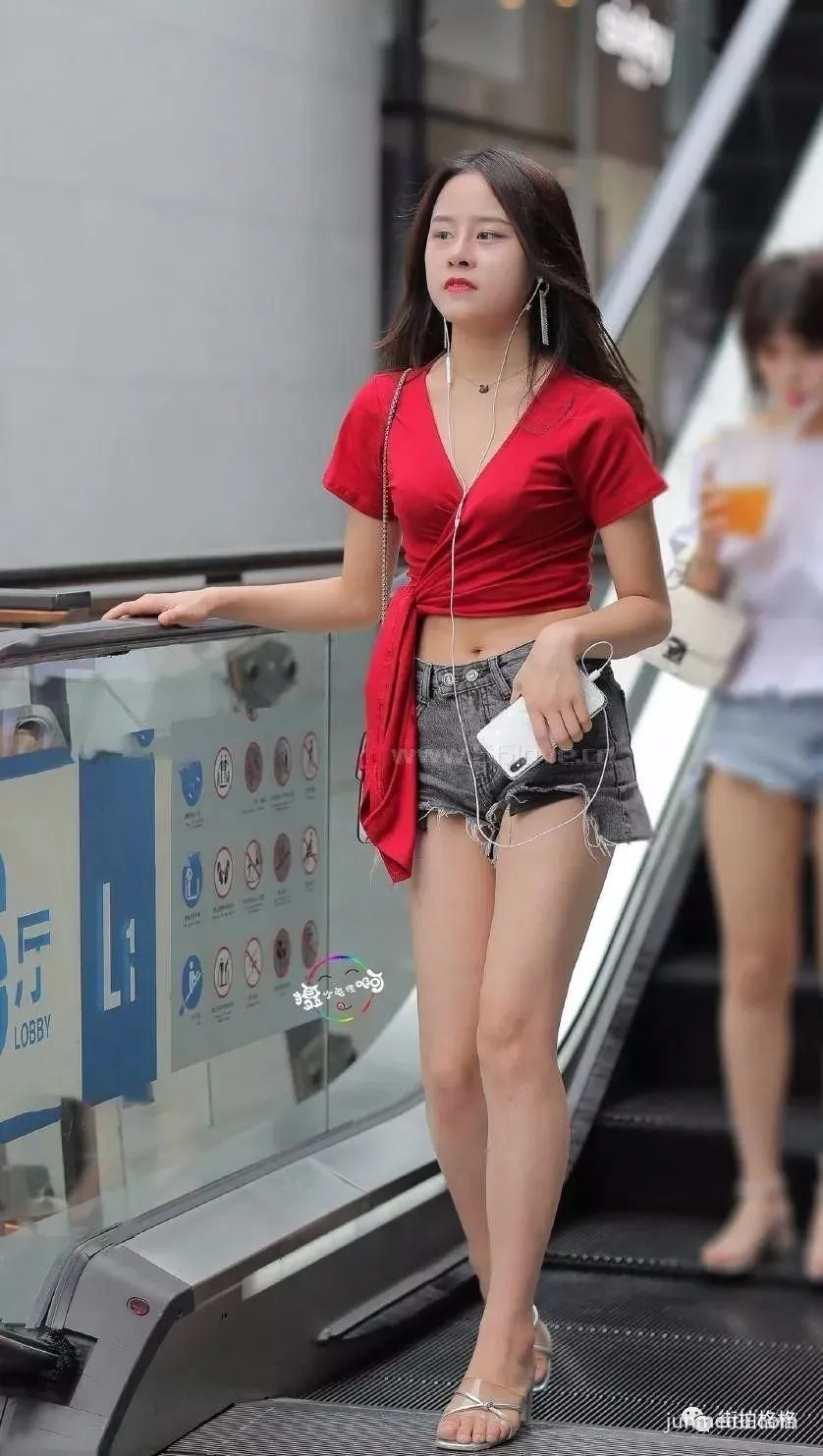 街拍天生就漂亮，白皙的皮肤，大大的眼睛，秀气的鼻子