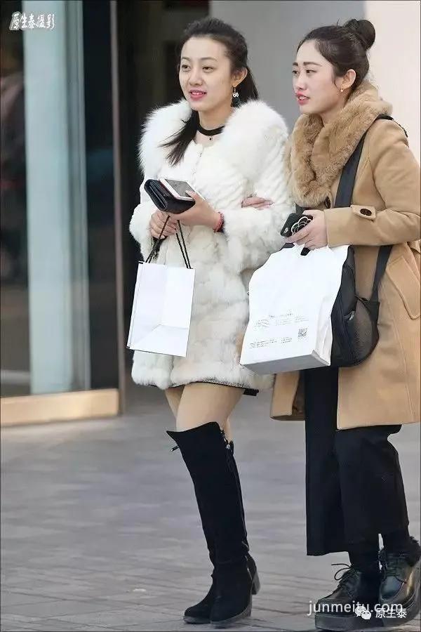 街拍春季美女二八月乱穿衣,颠覆你想象!(组图)