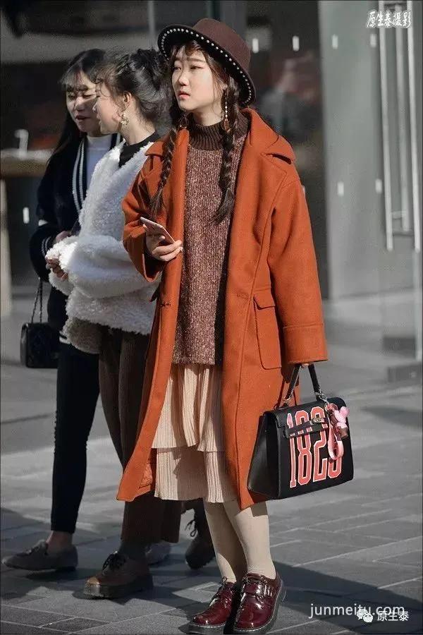 街拍寒冬反季节穿衣的美女，格外惹眼！