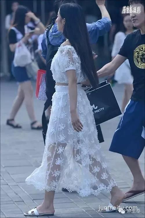 街拍夏日透视装美女性感魅力!(组图)