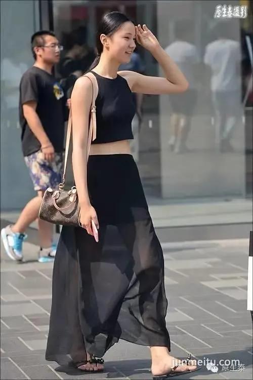 街拍夏日透视装美女性感魅力!(组图)