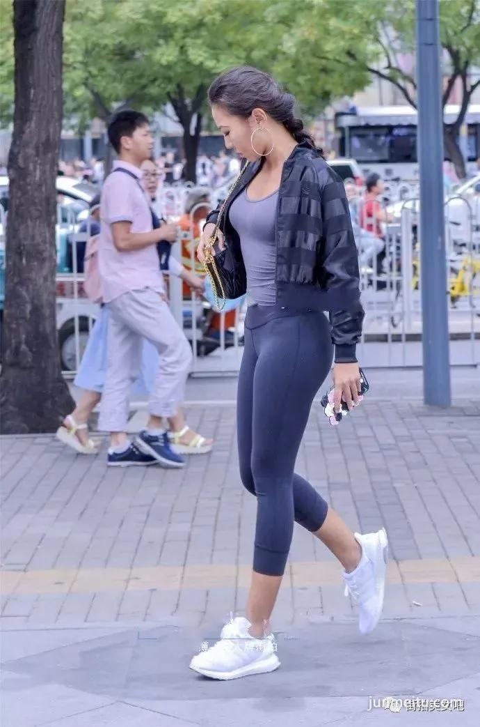 街拍瑜伽裤配短外套，让你美得不动声色