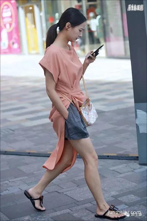 街拍秋季北京美女胡乱穿衣,令人浮想联翩!