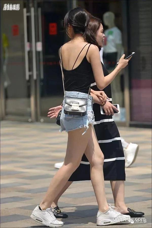 街拍夏日清凉性感美女，太晃眼了吧？