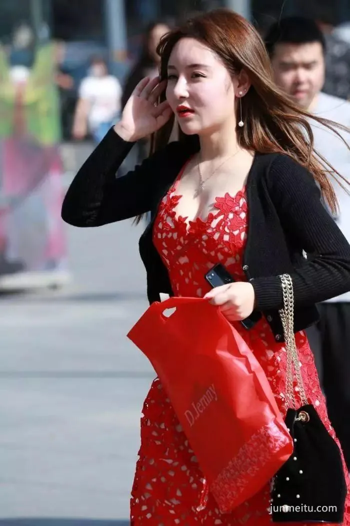 街拍美胸没有两下子，怎能纵横时尚圈？