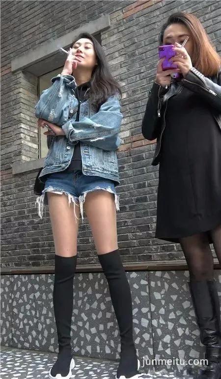 街拍超短热裤吞云吐雾美女