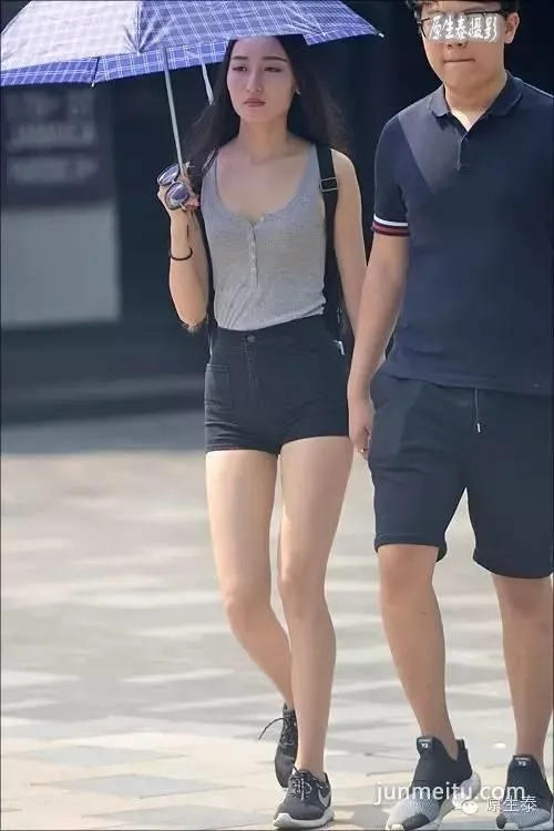 街拍穿短裤秀美腿的清凉美女！（组图）