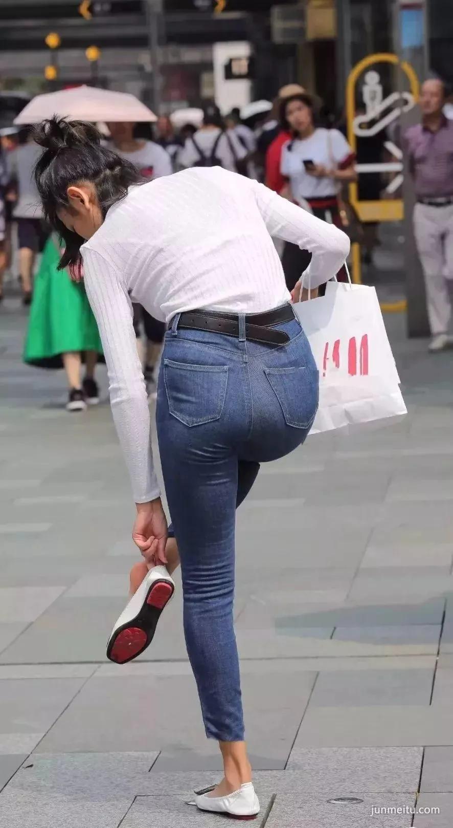 街拍高挑紧身牛仔裤苗条修长双腿浑圆挺翘饱满气质女郎