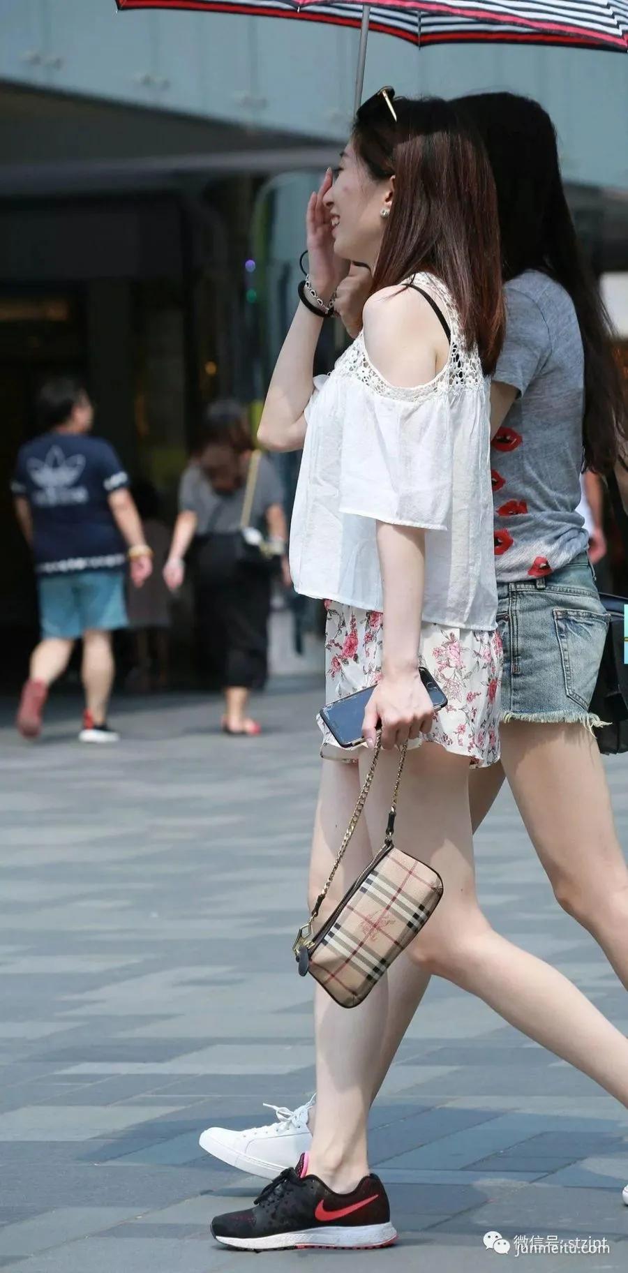街拍伞下漂亮高挑大长腿姐妹花白皙玉腿青春无敌