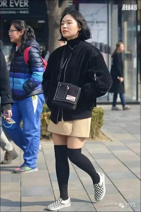 街拍春季美女二八月乱穿衣,颠覆你想象!(组图)