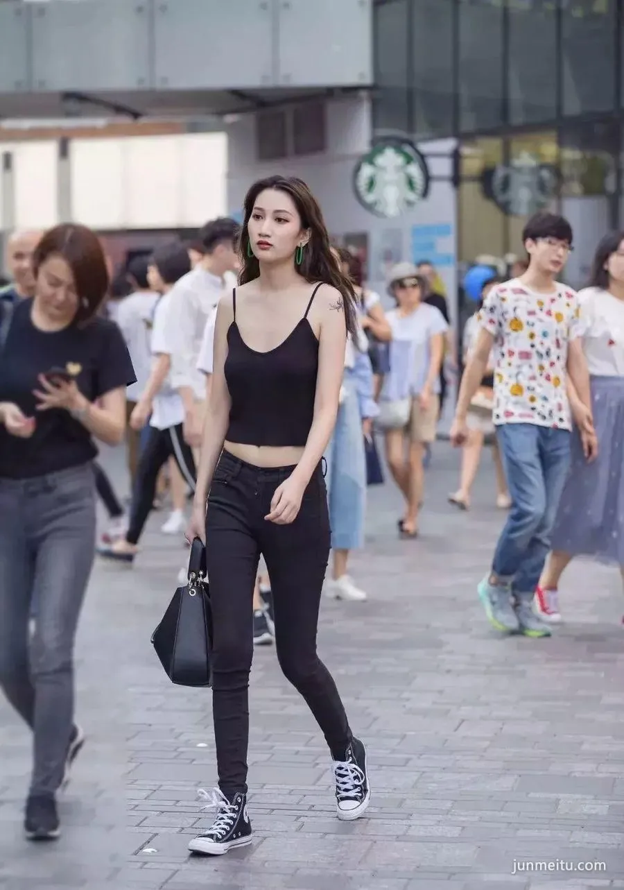 街拍高挑苗条紧身裤气质白皙时尚女郎