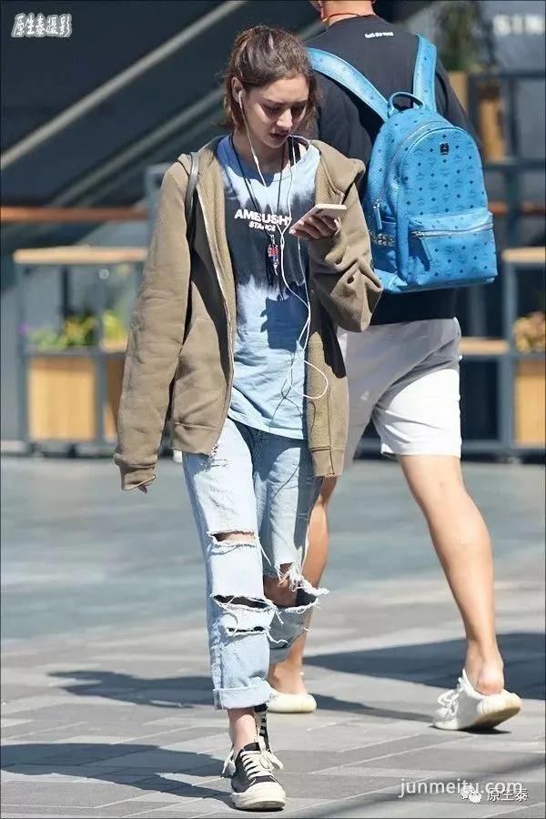 街拍秋季北京美女胡乱穿衣,令人浮想联翩!