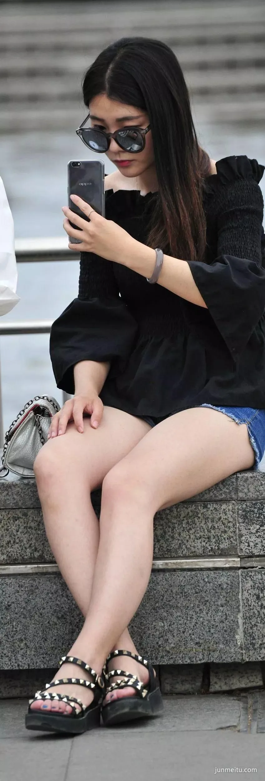牛仔热裤大白腿俊俏妹纸