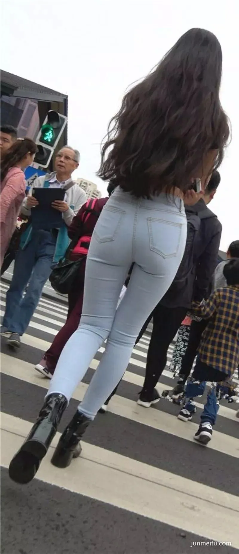 高挑紧身牛仔裤大长腿好身材气质美女