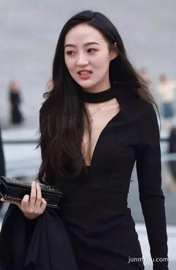 街拍高挑深V紧身包臀裙雪白如玉修长双腿饱满坚挺女郎