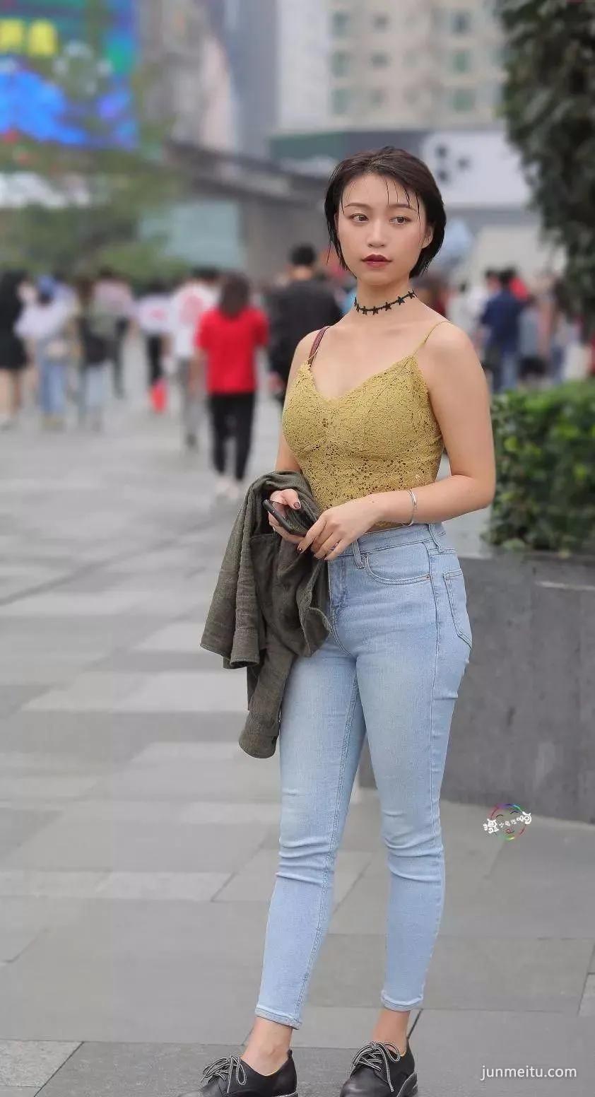 街拍短发浅蓝紧牛裤短时尚美眉很有范