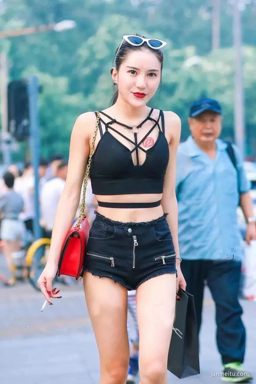 街拍高挑牛仔热裤雪白修长双腿挺翘浑圆露脐装饱满女郎