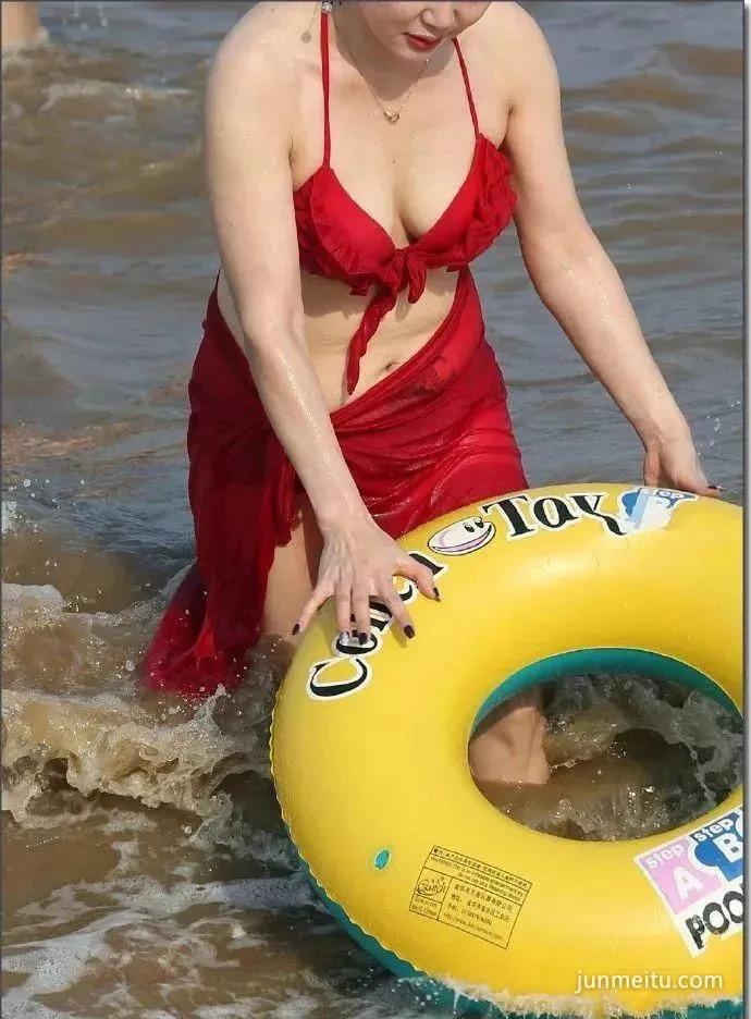 海滩街拍比基尼大胸白嫩少妇，让你舔屏不止