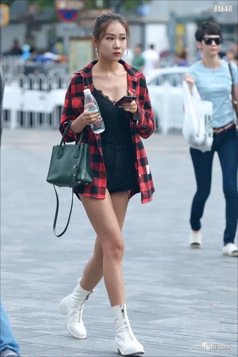 街拍天凉美女依然不舍超短热裤,性感你的眼!