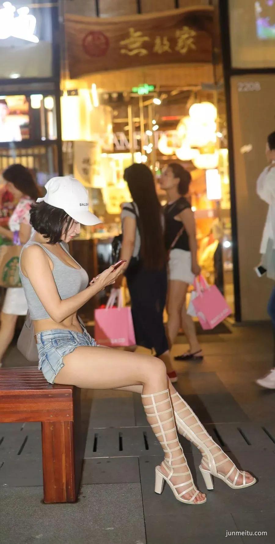 气质牛仔热裤大白腿美女
