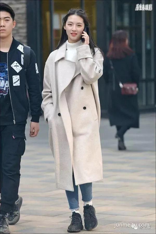 街拍早春美女迷人的风韵，竟然是这样打造的！