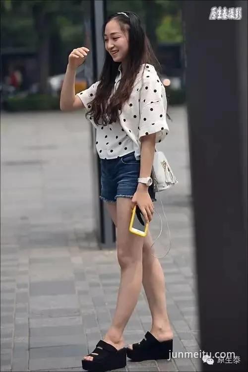 街拍穿短裤秀美腿的清凉美女!(组图)