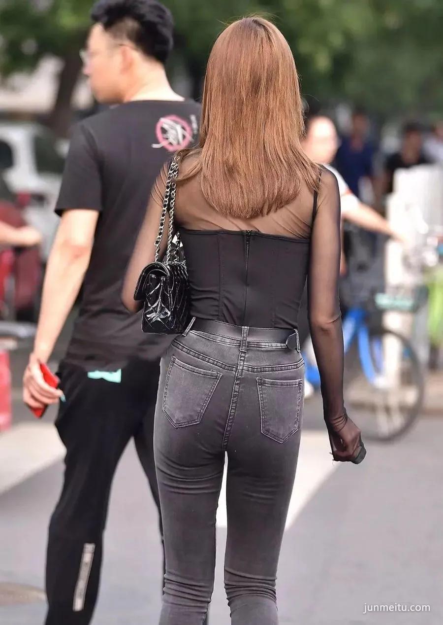 街拍高挑牛仔紧身裤浑圆挺翘大长腿好身材饱满气质女郎