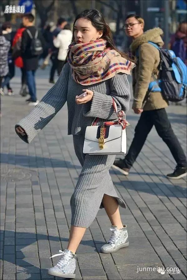 街拍春季美女二八月乱穿衣,颠覆你想象!(组图)