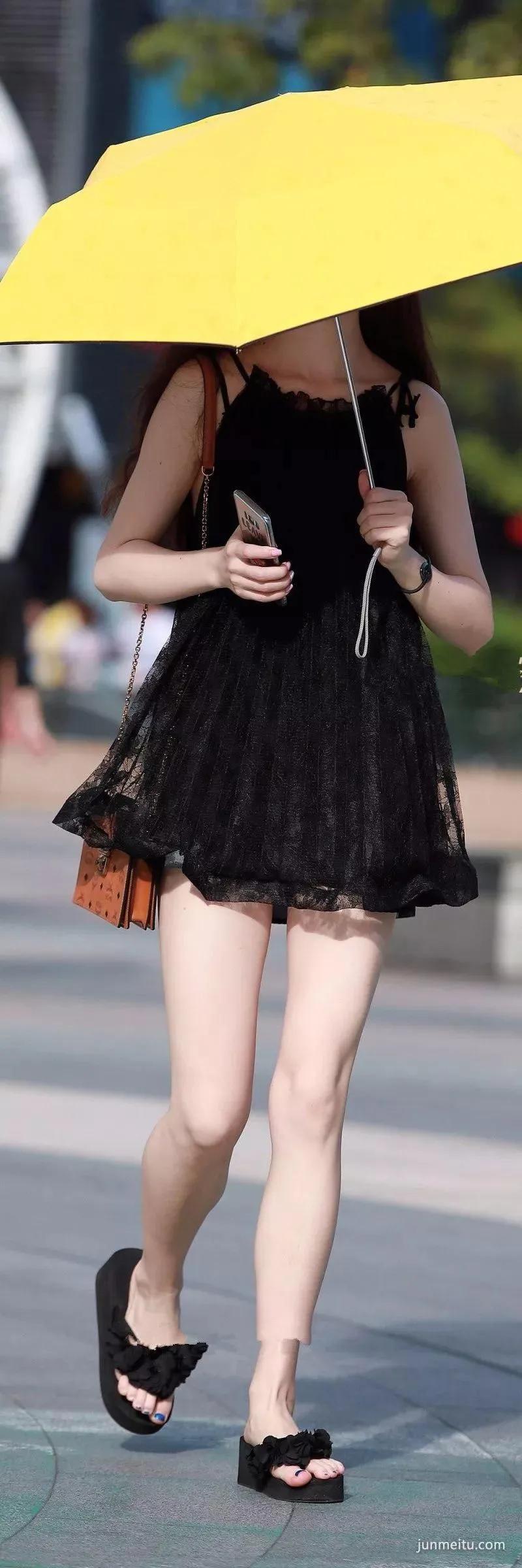 短裙大白腿气质眼镜漂亮美女