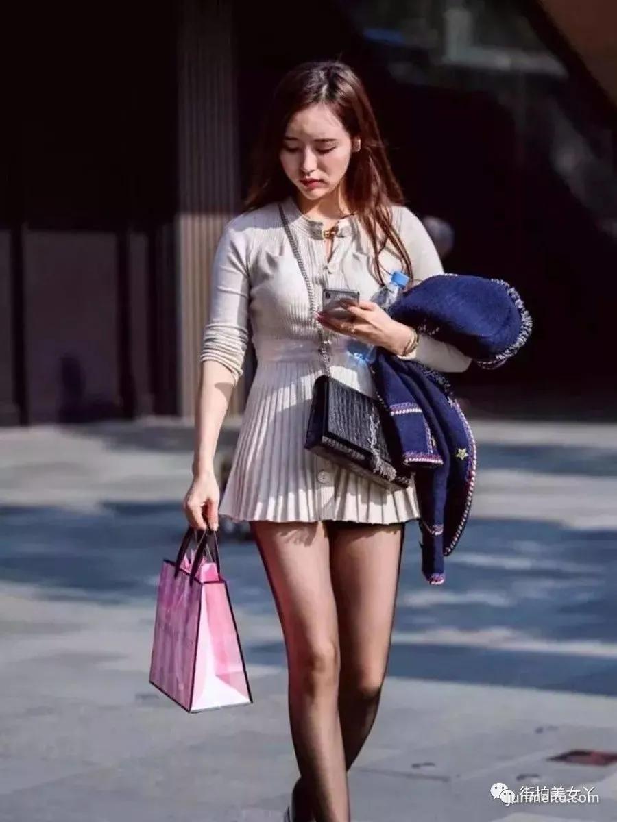 街拍 黑丝搭配短裙美女, 高颜值