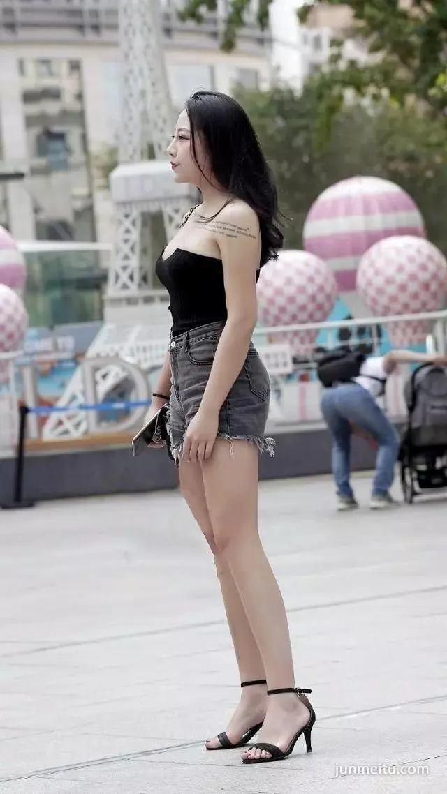 街拍美腿美女这样出街，现在女孩真个性