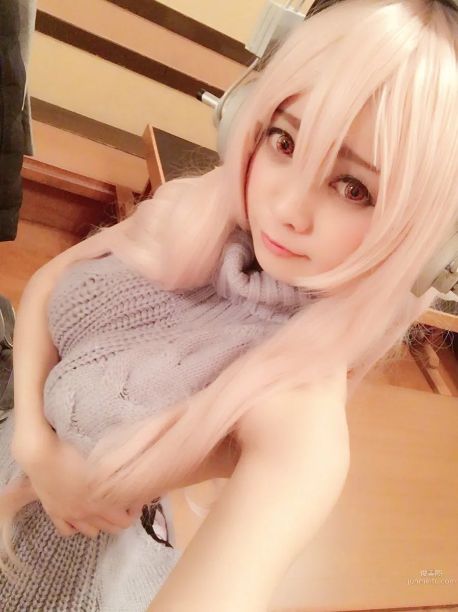 のらねこ- 日本美少女Coser完美诠释性感露背毛衣