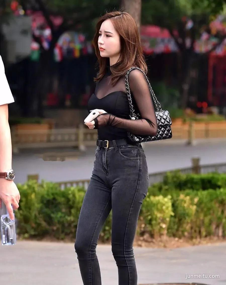 街拍高挑牛仔紧身裤浑圆挺翘大长腿好身材饱满气质女郎