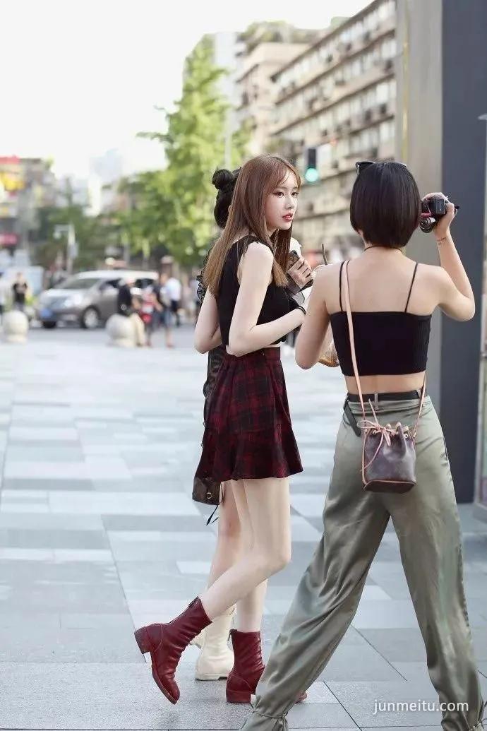 街拍最后一个身材无敌棒棒棒