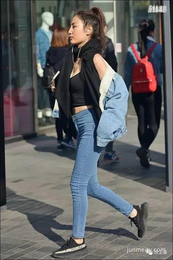 街拍春季美女二八月乱穿衣,颠覆你想象!(组图)