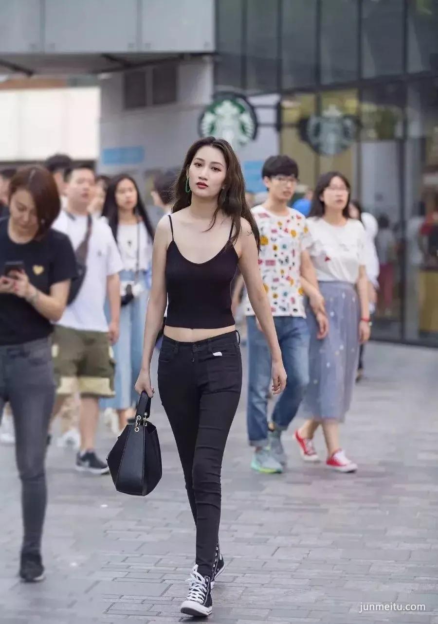 街拍高挑苗条紧身裤气质白皙时尚女郎