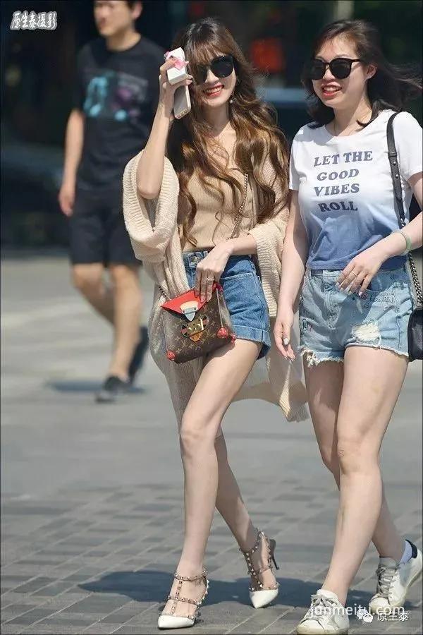 街拍夏日清凉性感美女，太晃眼了吧？