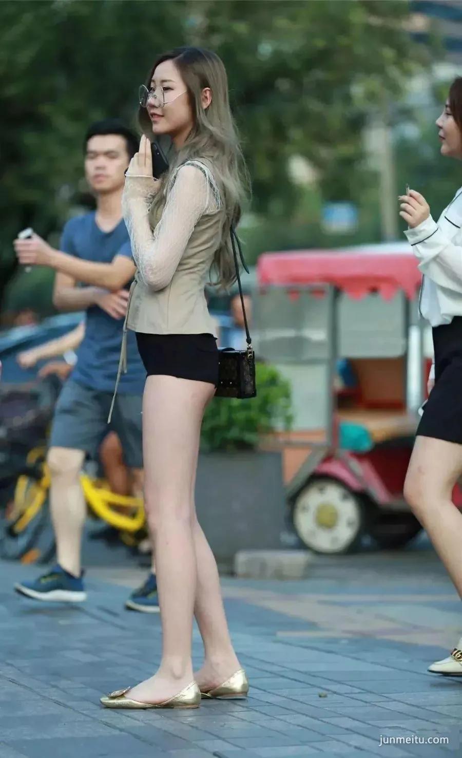时尚性感的眼镜妹,超短齐b热裤街拍