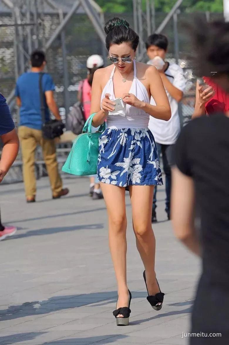 街拍气质墨镜短裙大长腿白皙大器时尚美妇