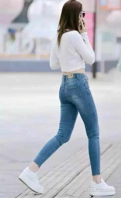 街拍大师紧身牛仔裤大长腿露脐装翘臀美女