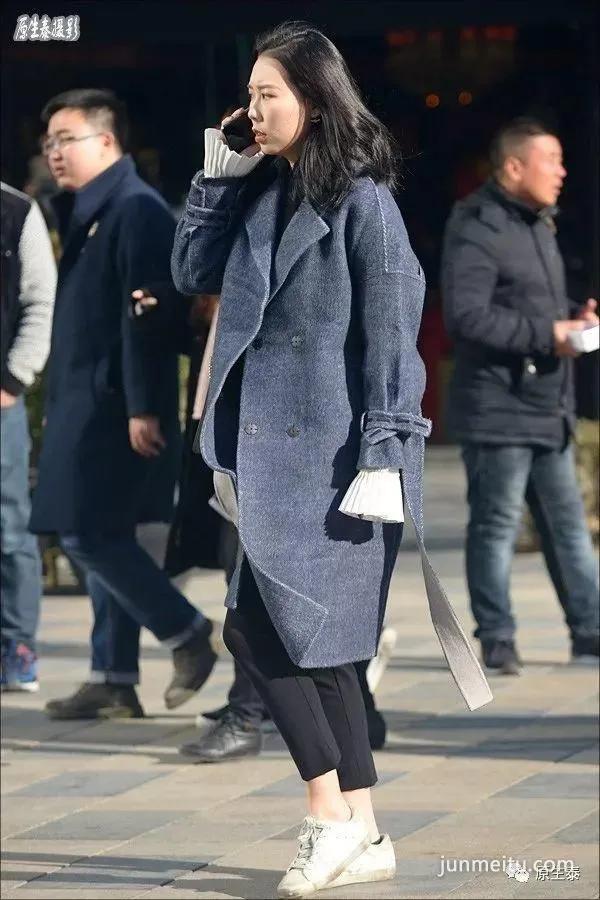 街拍寒冬反季节穿衣的美女，格外惹眼！