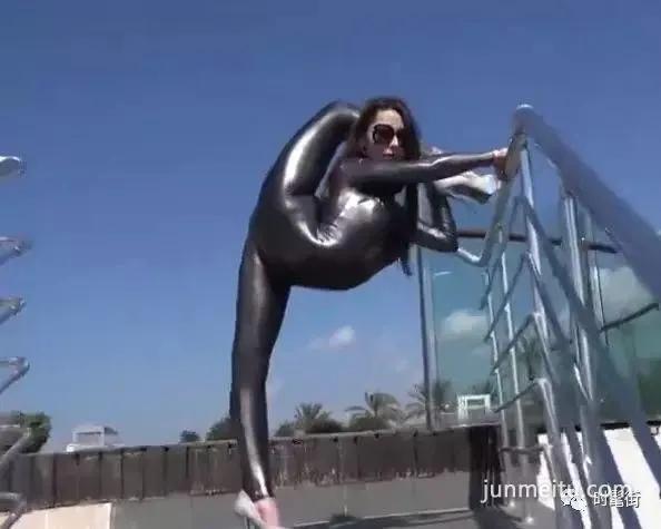 穿着连体套装做瑜伽的美女 你一定没见过